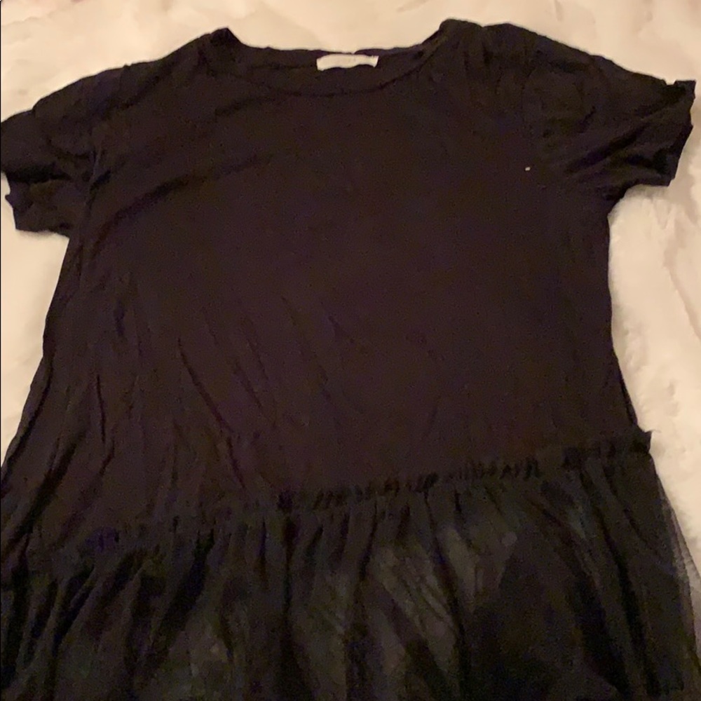 Short sleeve shirt with mesh fabric at the bottom